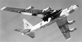 Samolot rakietowy X-15 podwieszony pod skrzydem B-52